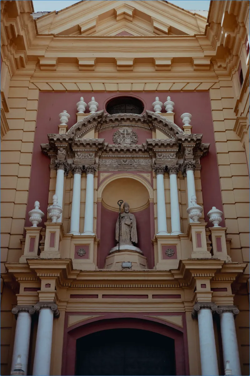 Fassade eines historischen Gebäudes mit Statue