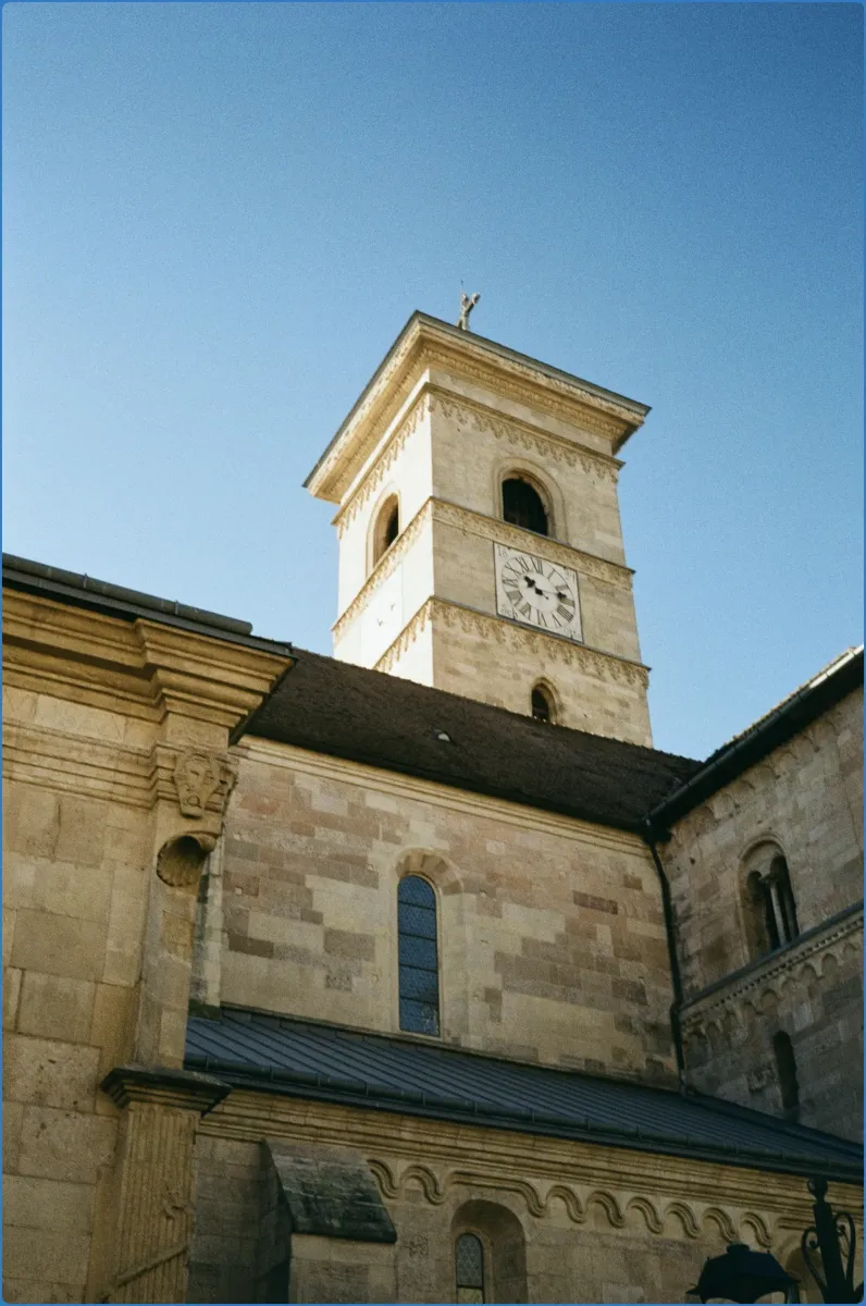 Kirchturm mit Uhr vor blauem Himmel