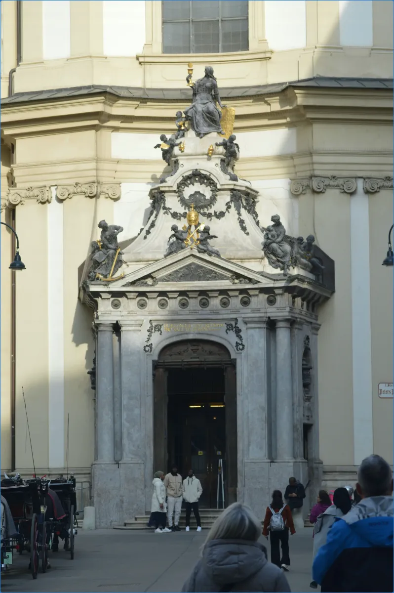 Eingang einer historischen Kirche mit Skulpturen