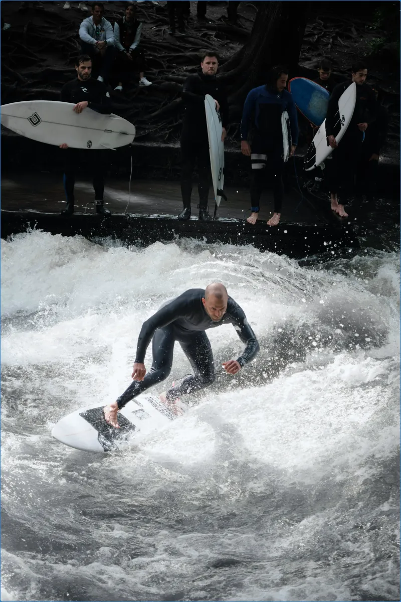 Surfer auf einer Flusswelle
