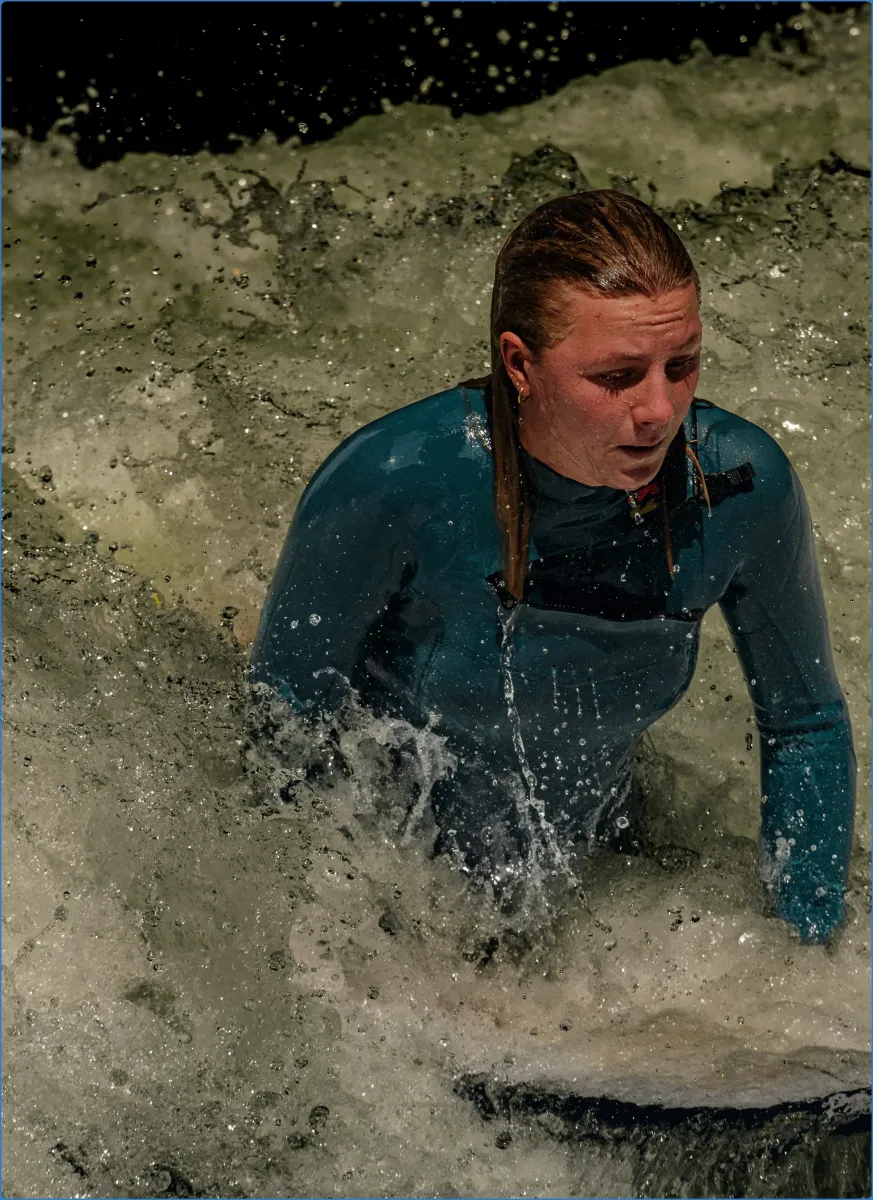 Person in einem Neoprenanzug im Wasser