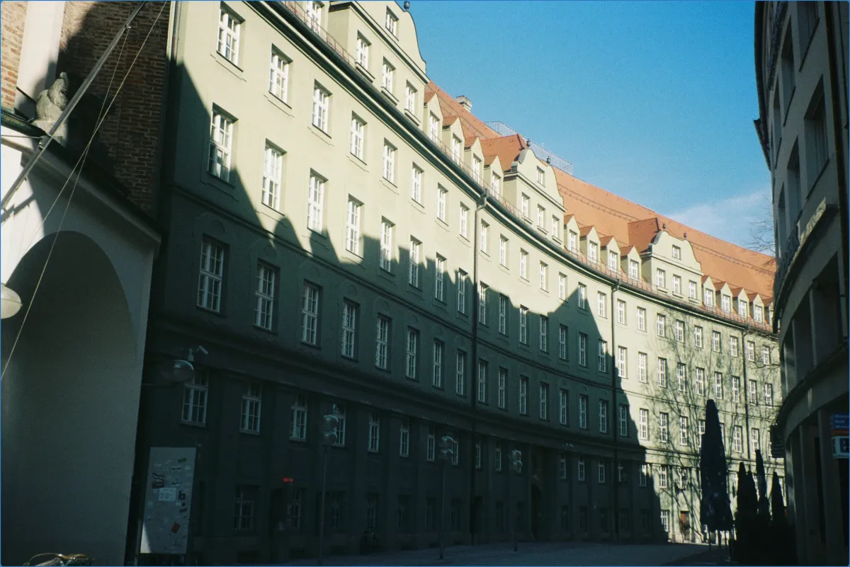 Gebäude mit Schatten und blauer Himmel.