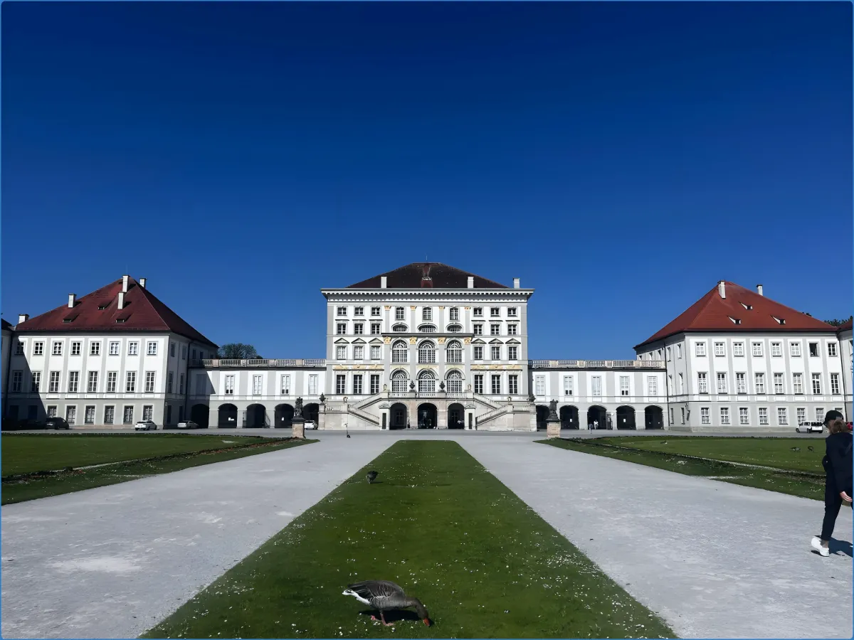 Schloss mit Garten und blauem Himmel