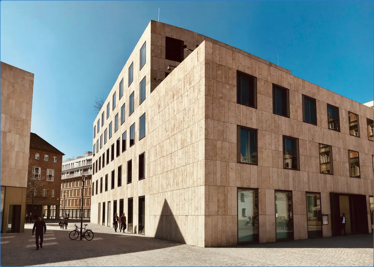 Moderne Gebäude mit großen Fenstern an sonnigem Tag