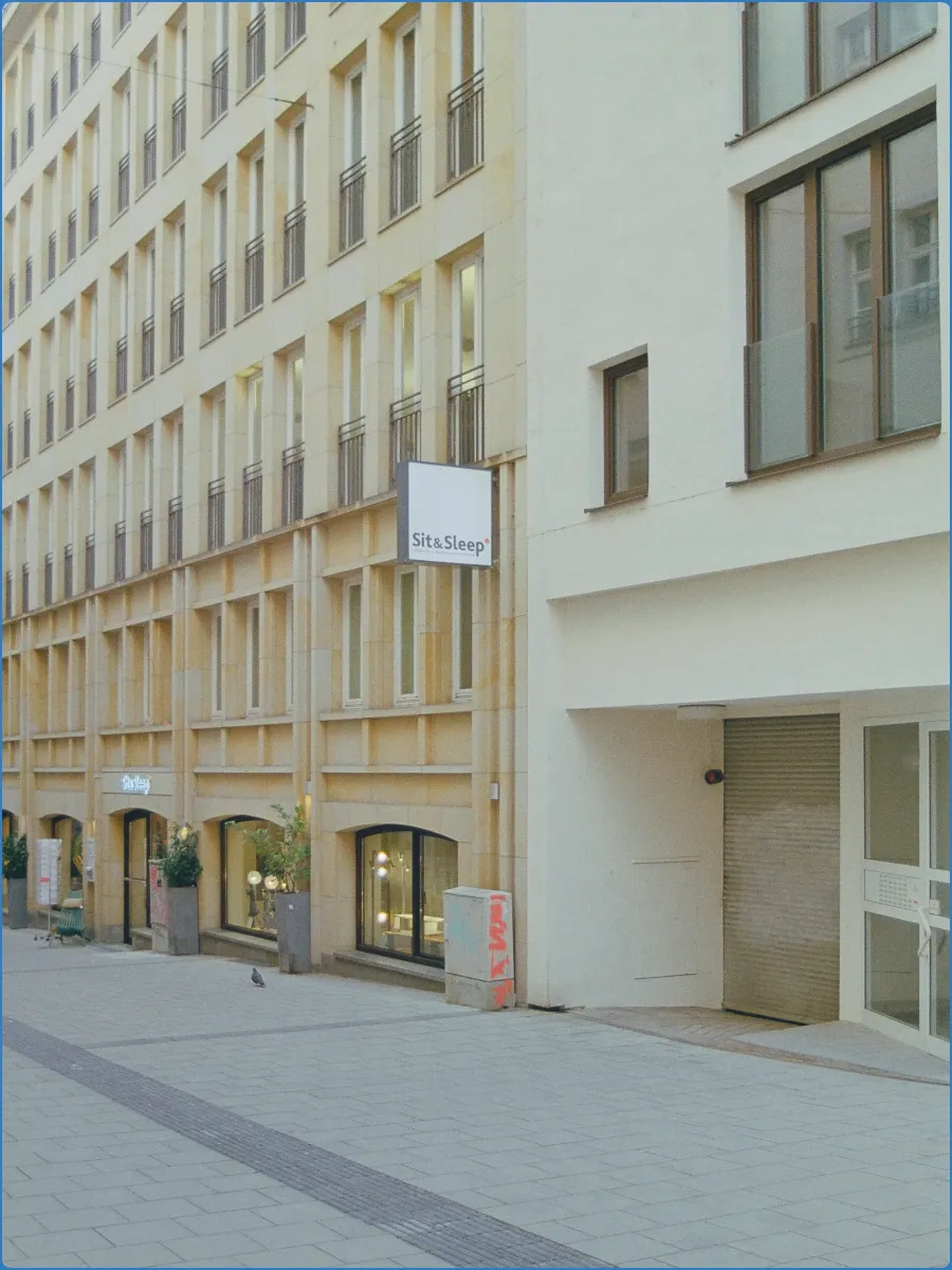 Moderne Gebäude mit Schaufenstern und Schild.
