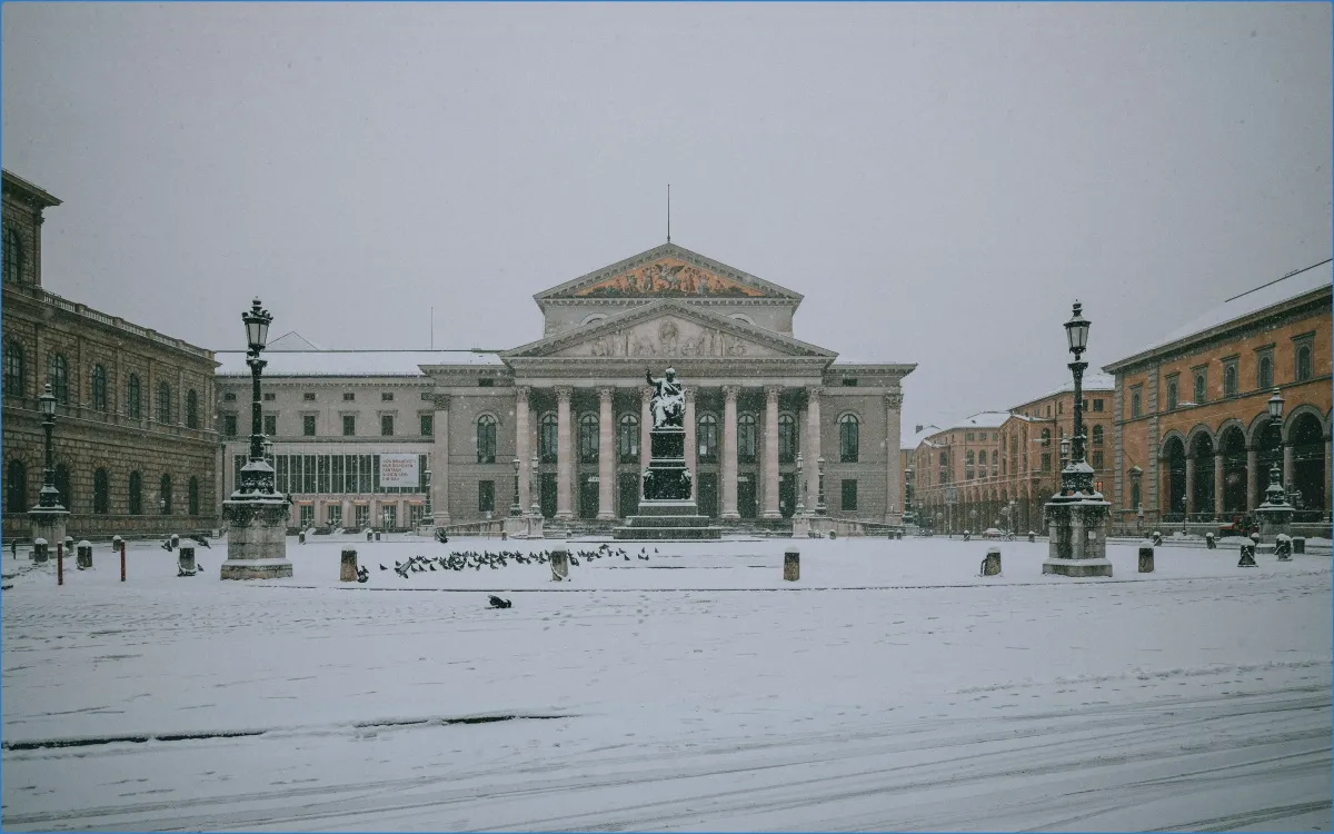 Schneebedeckter Platz vor einem historischen Gebäude