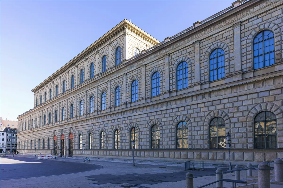 Außenansicht eines historischen Gebäudes mit vielen Fenstern.