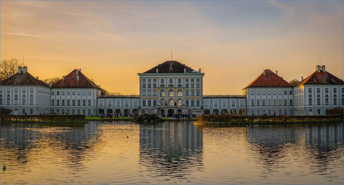 Schloss mit Wassergraben bei Sonnenuntergang