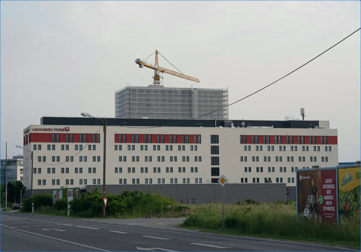Hotelgebäude mit Baukran im Hintergrund