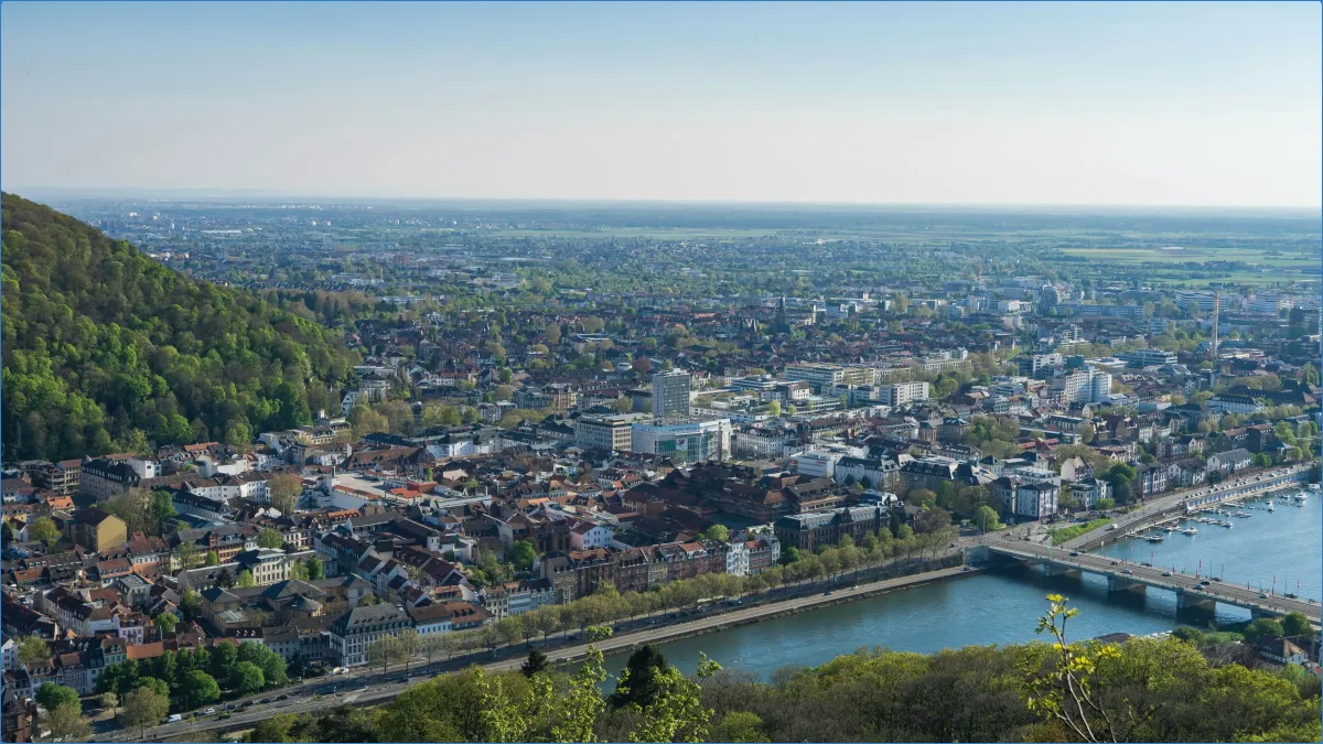 Stadtpanorama mit Fluss und Brücke