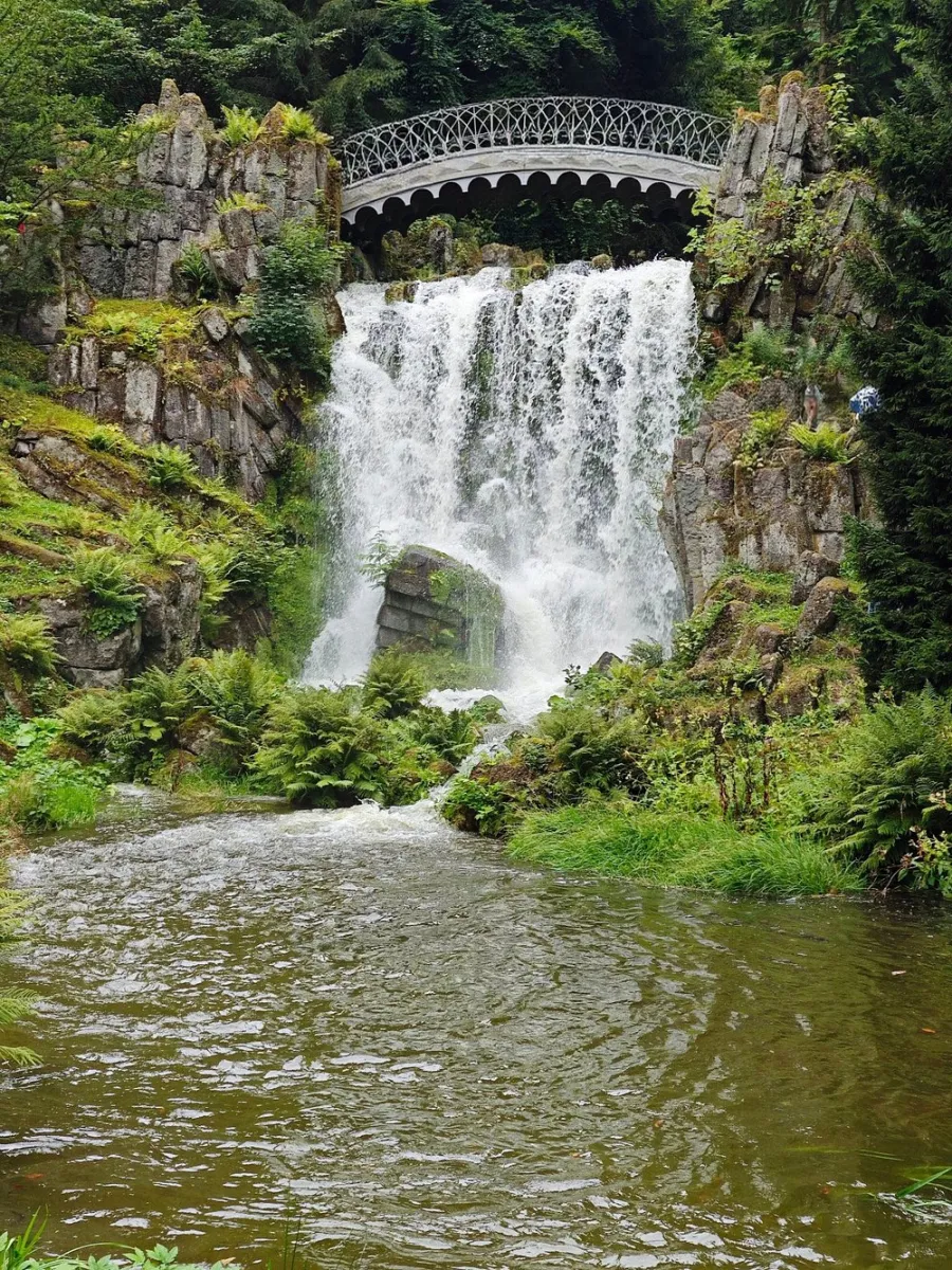 Wasserfall mit Brücke im Wald