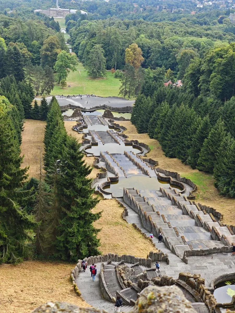 Blick auf Kaskaden und Waldlandschaft.