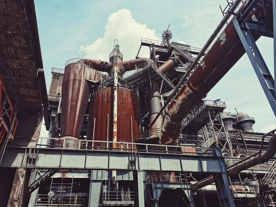 Altes Industriegebäude mit rostigen Strukturen