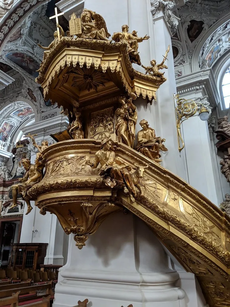 Goldene Kanzel in einer Kirche