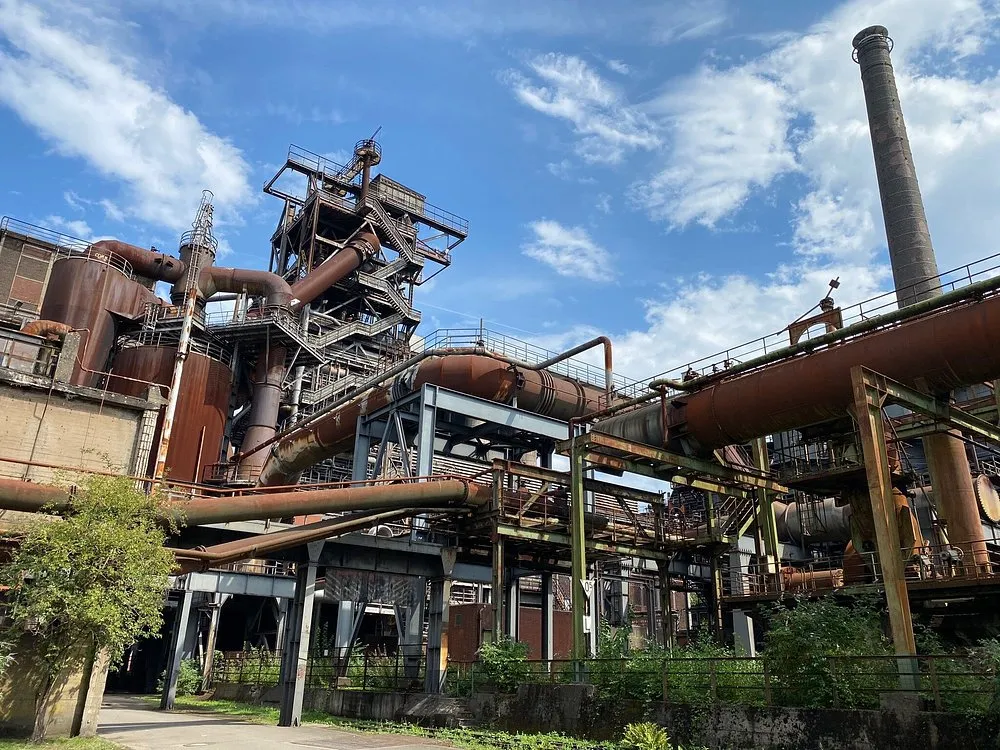 Industrieanlage mit Rohren und Schornstein
