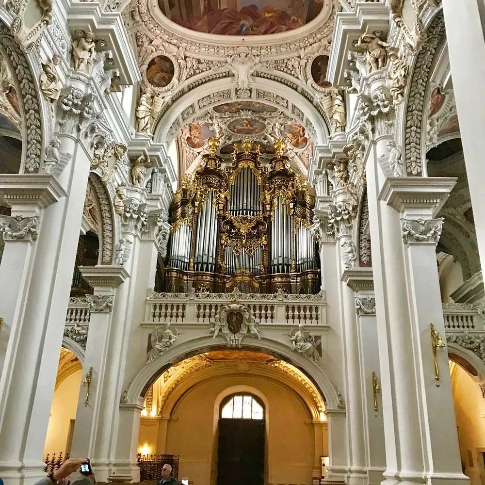 Barocke Orgel in einer reich verzierten Kirche