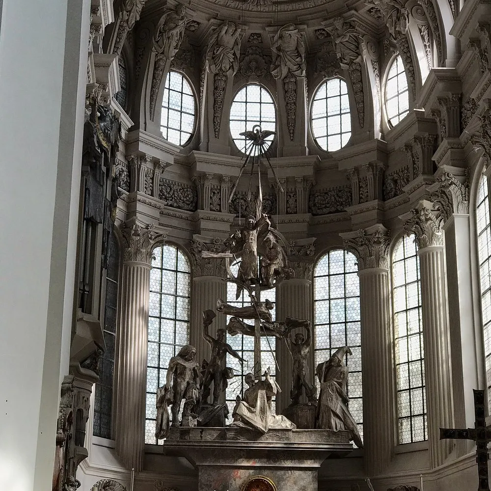 Barocke Kirchenkunst mit Skulpturen und Fenstern