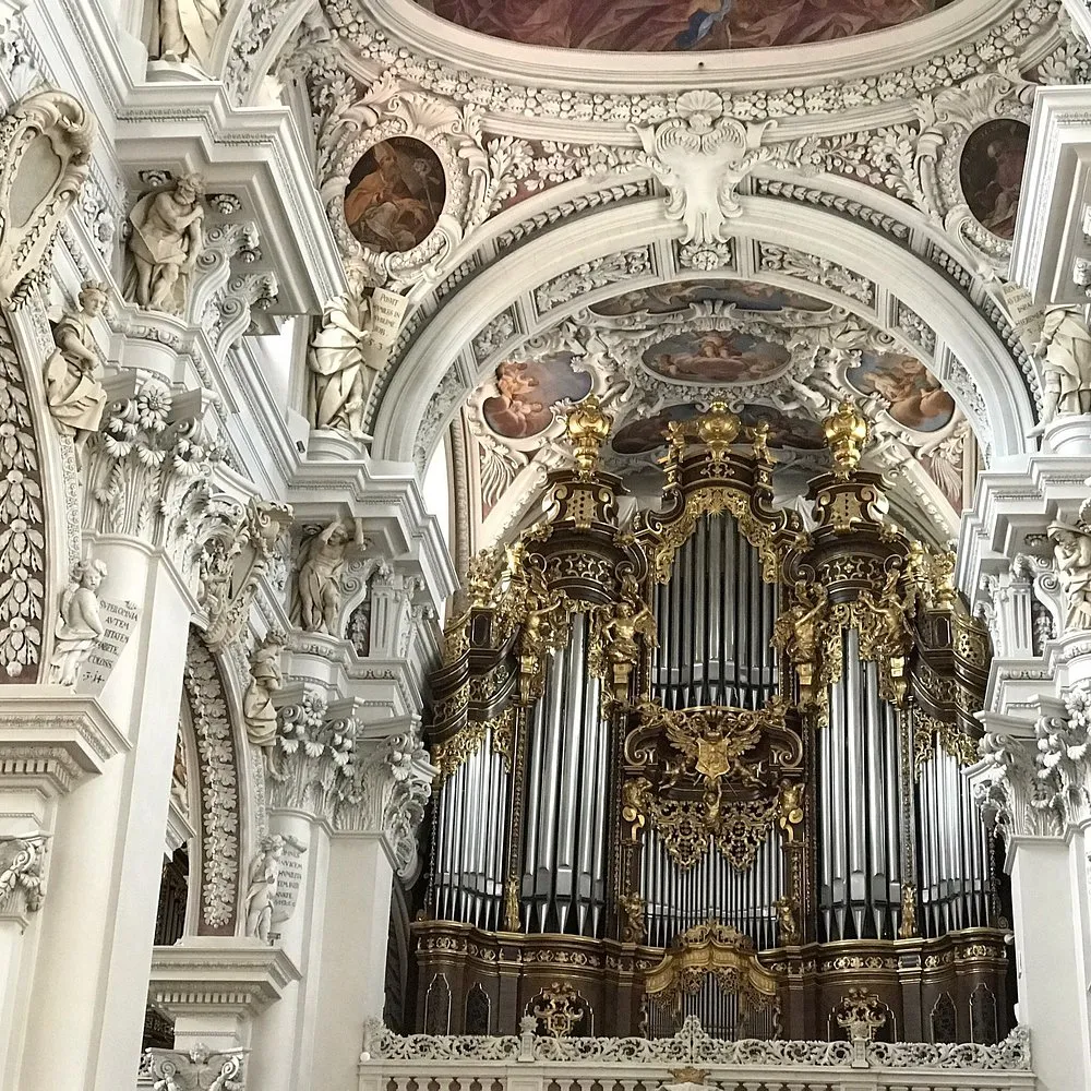 Barocke Orgel in einer reich verzierten Kirche