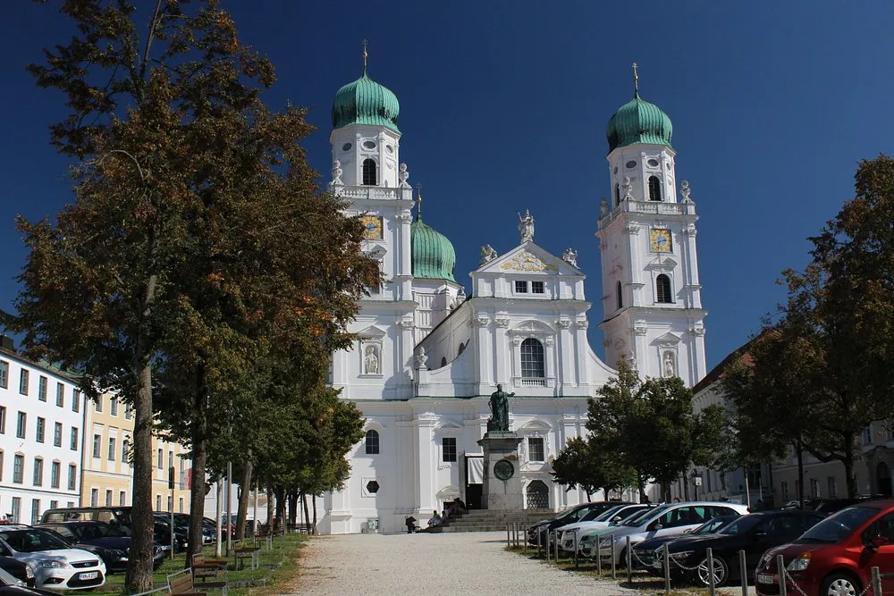 Dom mit grünen Kuppeln und Bäumen im Vordergrund