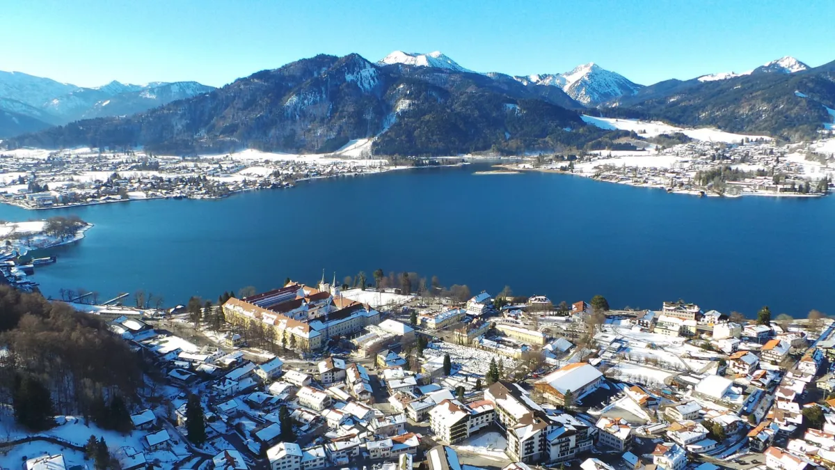 Luftaufnahme eines Sees mit Bergen im Hintergrund