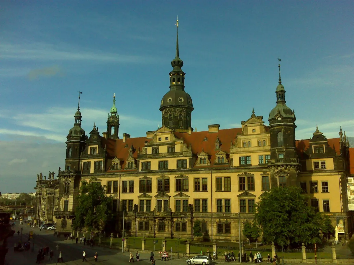 Historisches Gebäude mit Türmen und rotem Dach