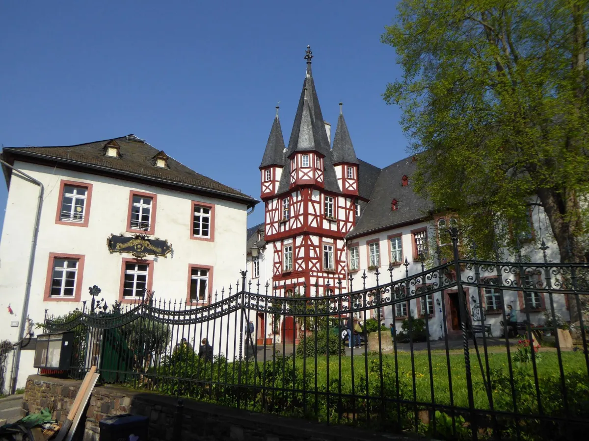 Historisches Fachwerkgebäude mit Turm.