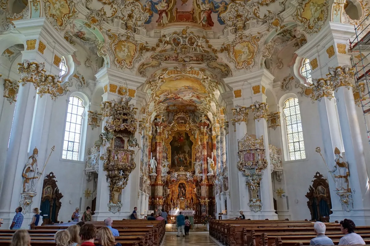 Barocke Innenansicht einer Kirche mit kunstvollen Verzierungen