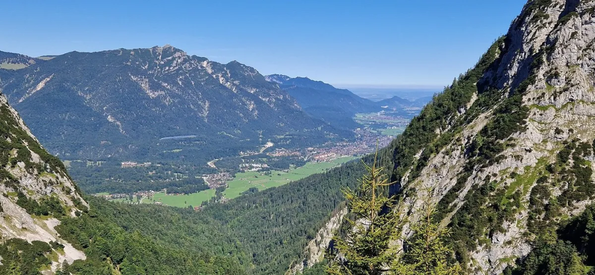 Blick auf ein Tal zwischen Bergen