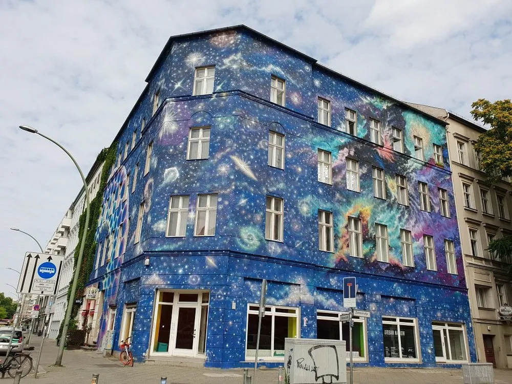 Gebäude mit Weltraum-Graffiti