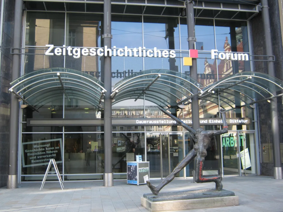 Eingang des Zeitgeschichtlichen Forums mit Statue