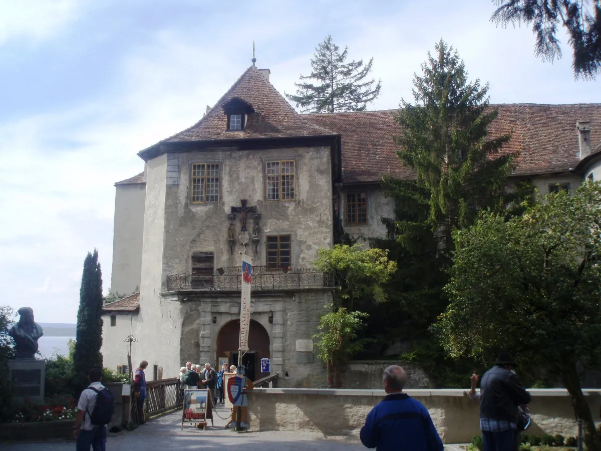Historische Burg mit Besuchern