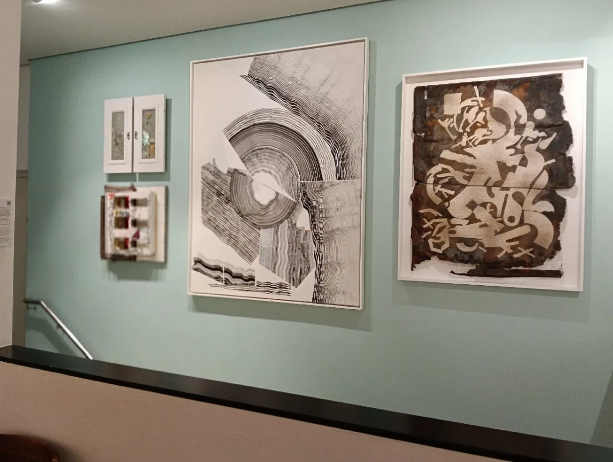 Kunstwerke an einer Wand ausgestellt