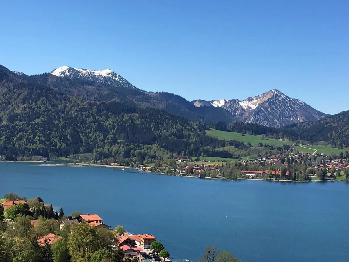 Berglandschaft mit See und Dorf