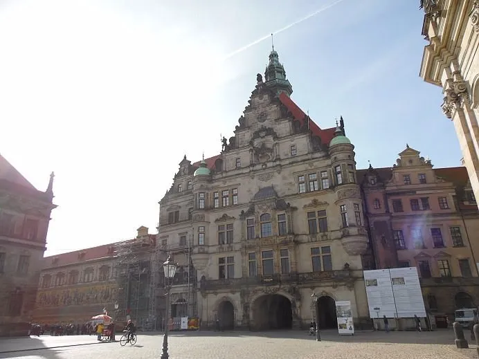 Historisches Gebäude mit reich verzierter Fassade.