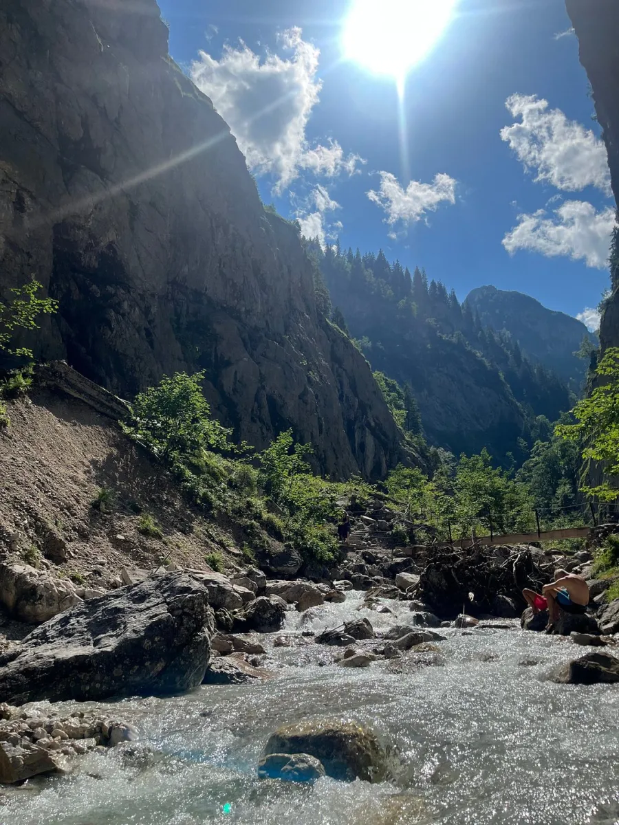 Berglandschaft mit Fluss und Sonne