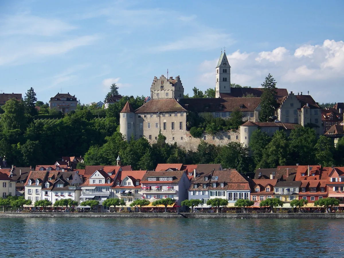 Blick auf ein Schloss und Häuser am Wasser