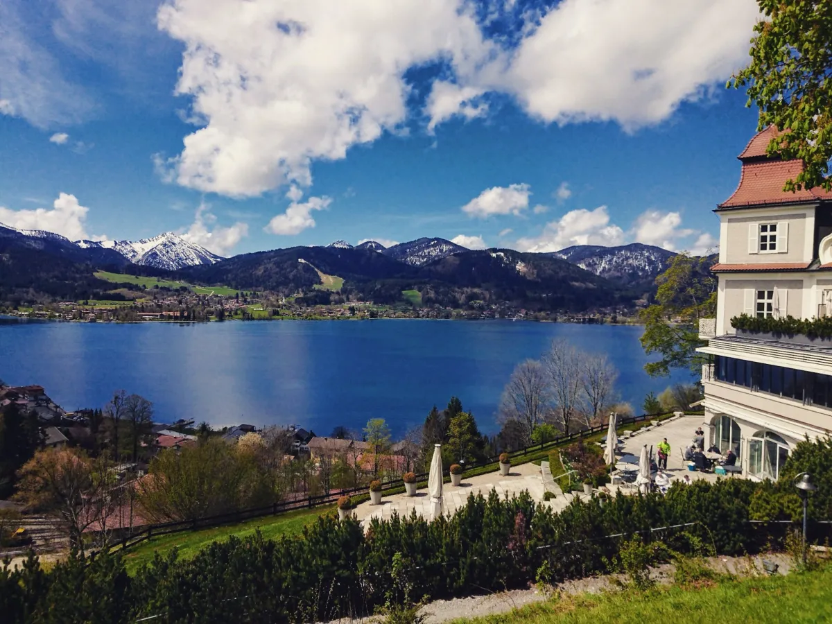 Blick auf einen See mit Bergen im Hintergrund