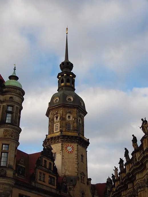 Historischer Turm mit Uhr und Wolkenhimmel