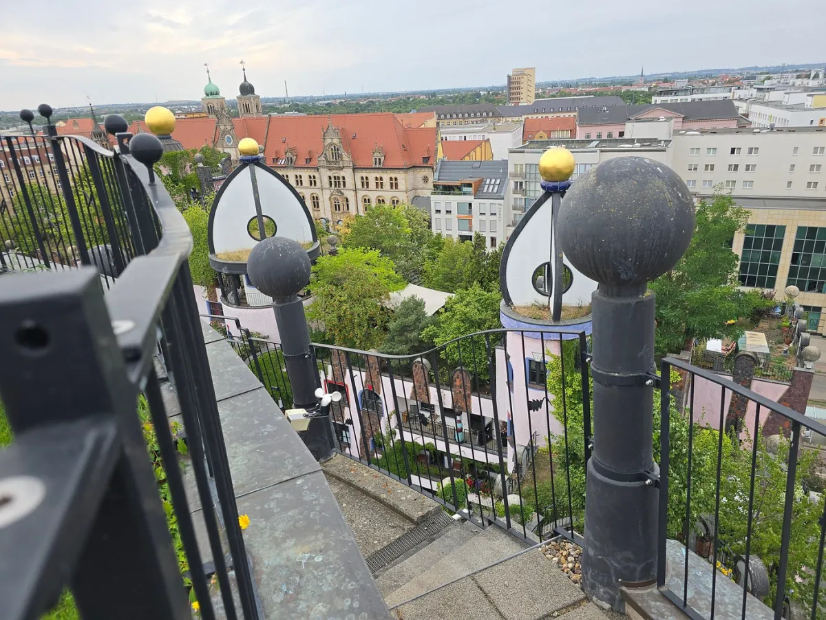 Blick von einem Balkon auf eine Stadt mit historischen Gebäuden.