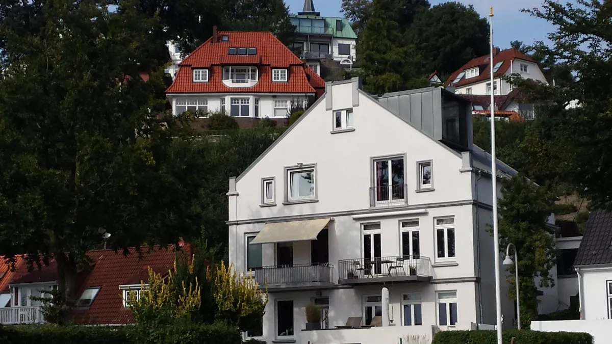 Mehrere Häuser auf einem Hügel