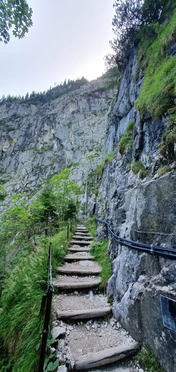 Steinpfad entlang einer Felswand