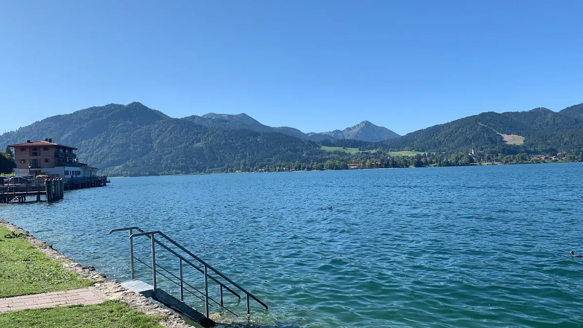See mit Bergen im Hintergrund