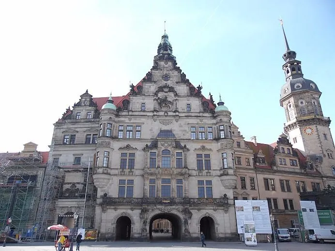 Historisches Gebäude mit Turm im Hintergrund