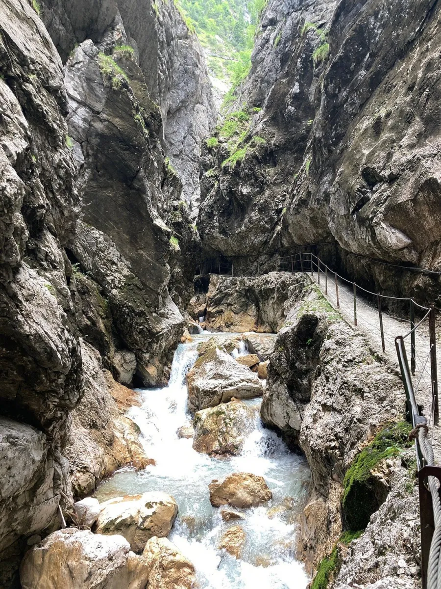 Schlucht mit fließendem Wasser und Felswänden