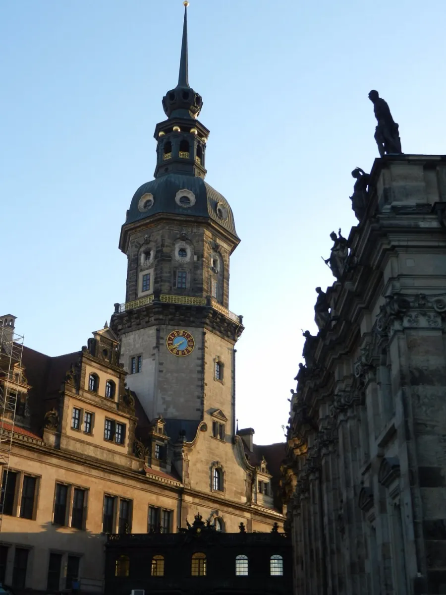Historischer Turm mit Uhr und Skulpturen