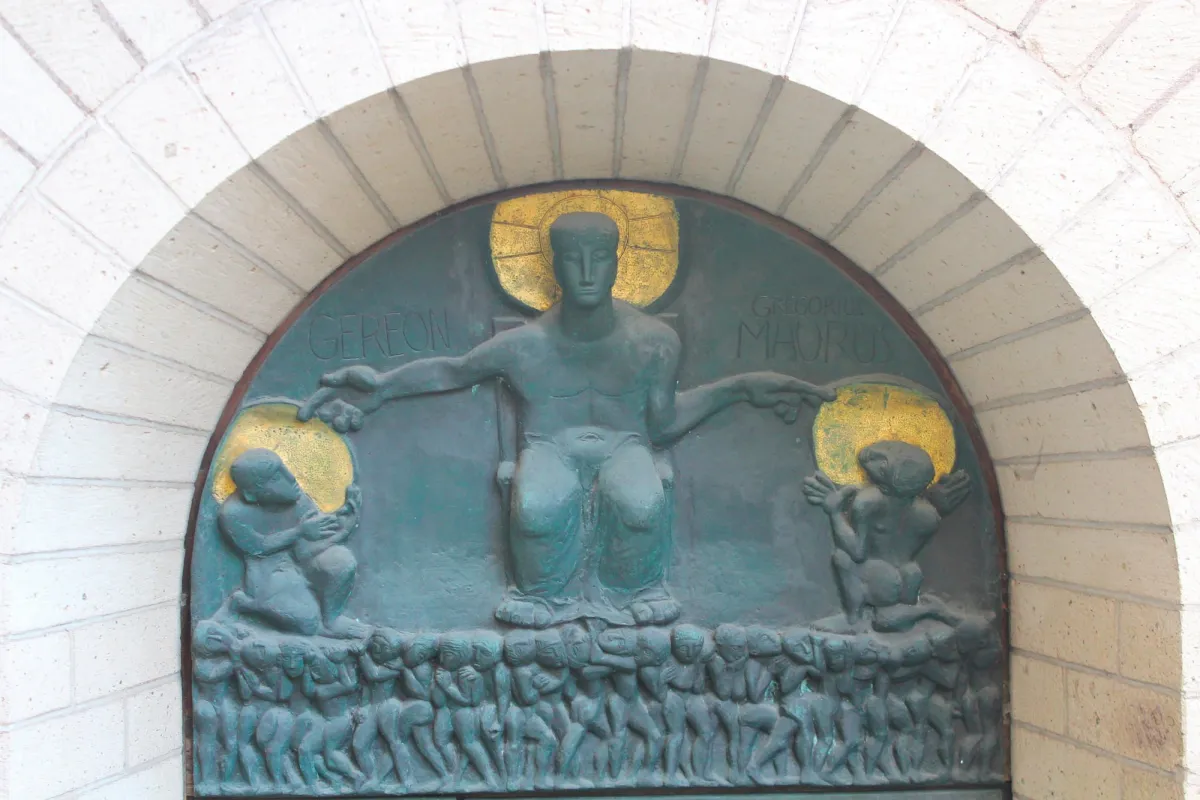 Relief mit Figuren und Heiligenscheinen in einem Bogen.