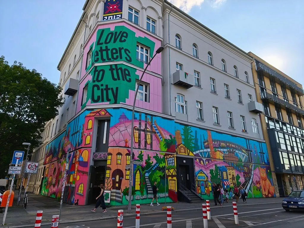 Bunt bemaltes Gebäude mit der Aufschrift 'Love Letters to the City'.