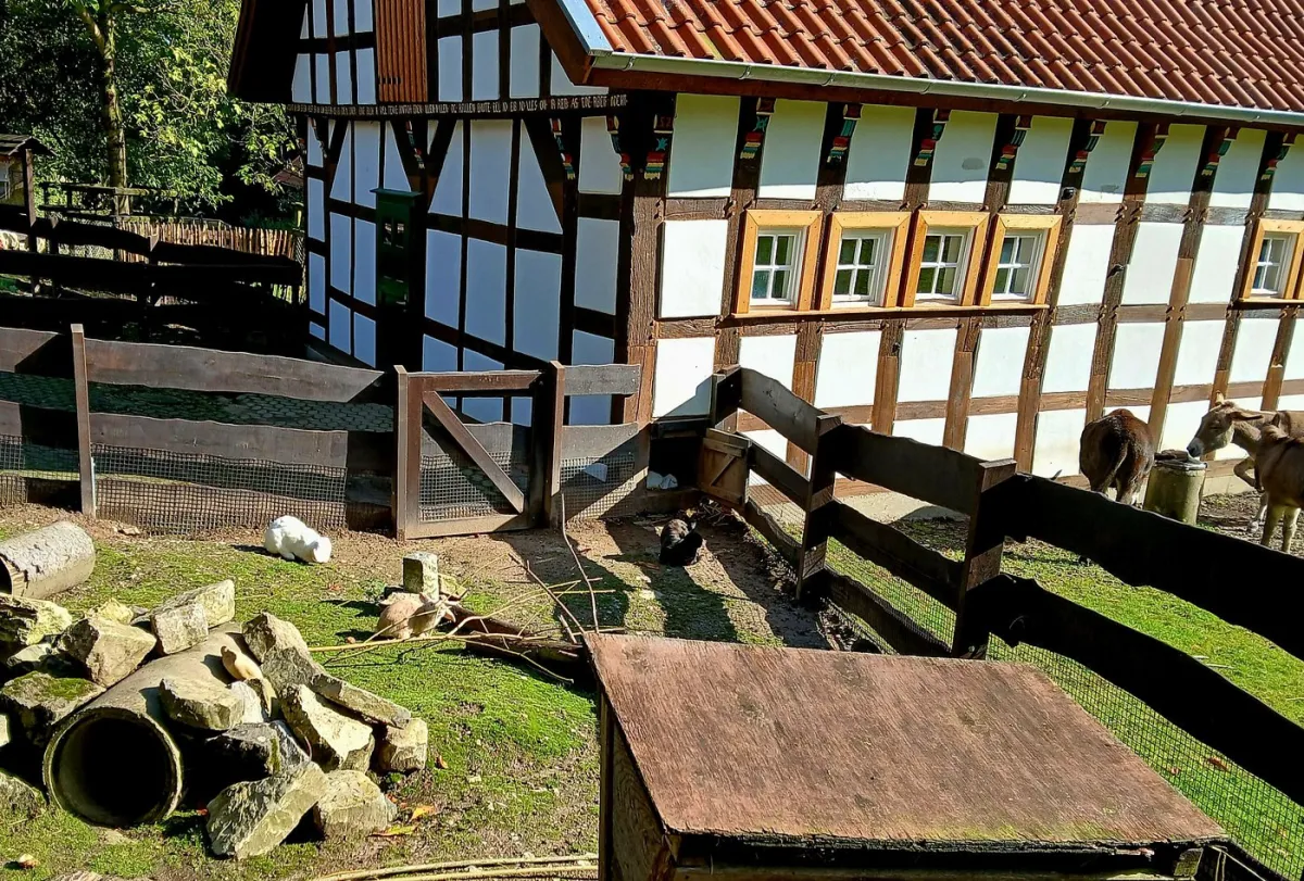 Fachwerkhaus mit Tieren im Gehege