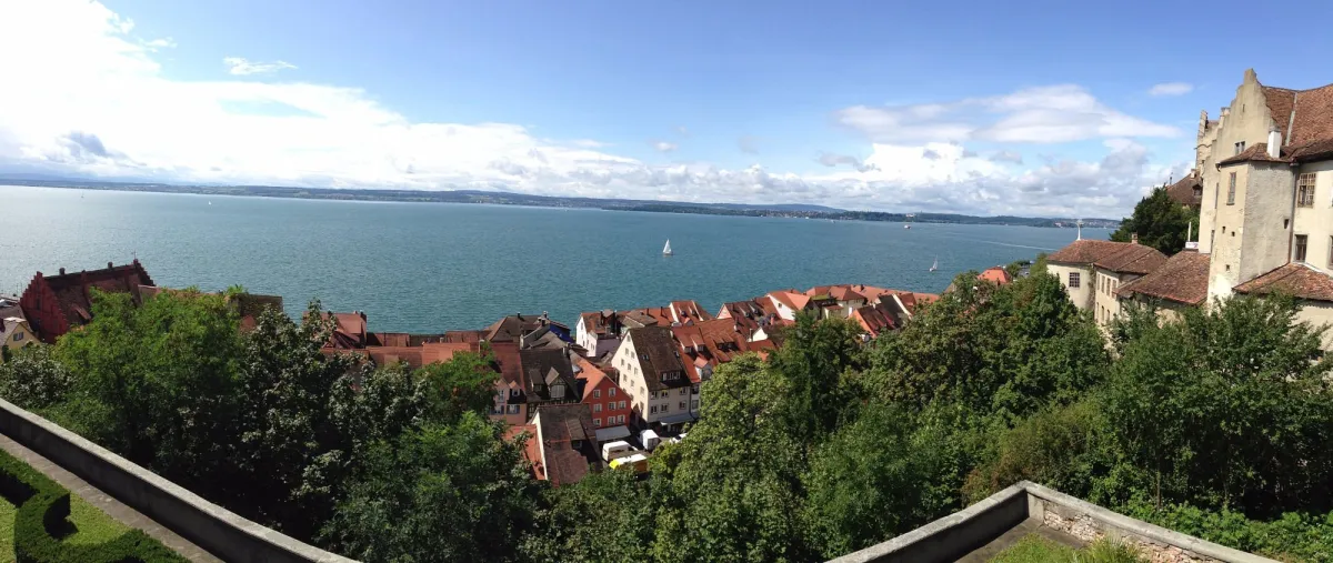 Aussicht auf Bodensee und Stadt.