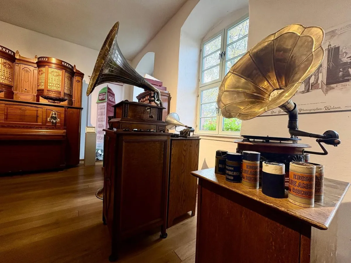 Antike Grammophone und Walzen im Museum.